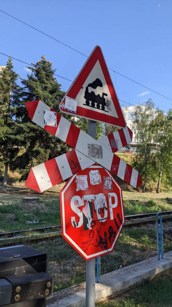 Passage de train à Roussé (Bulgarie) ©Etpourtantelletourne.fr