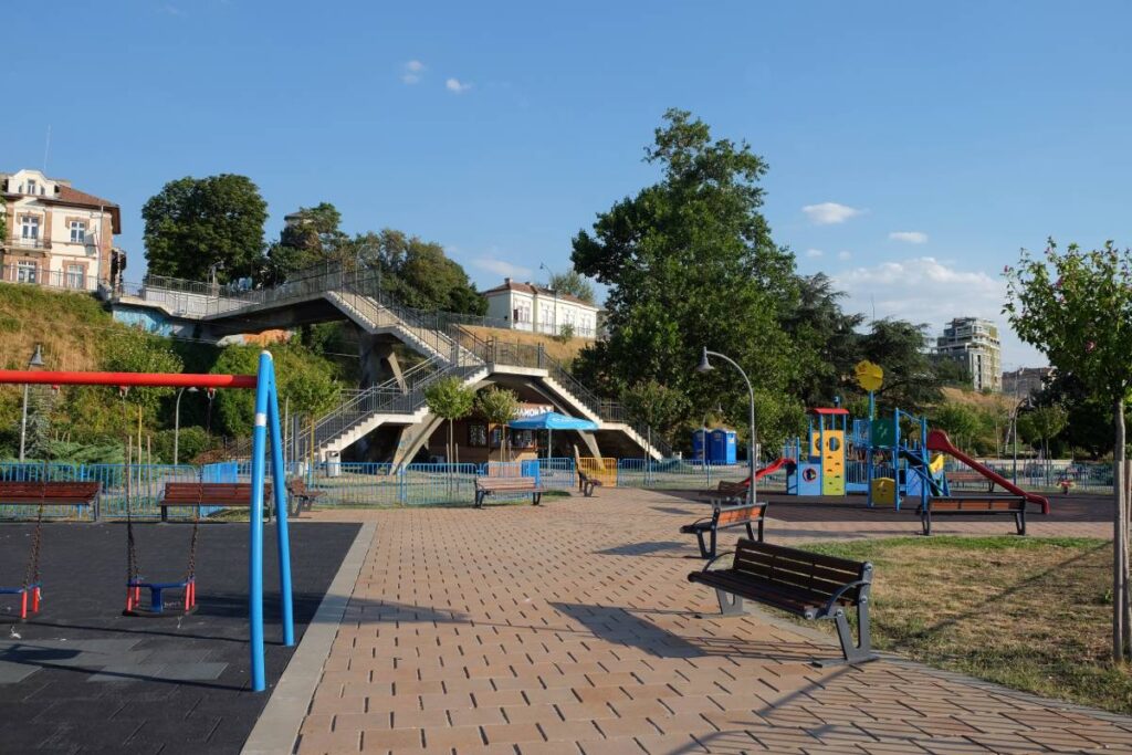 Aire de jeux sur les quais du Danube à Roussé (Bulgarie) ©Etpourtantelletourne.fr