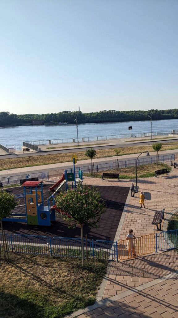 Aire de jeux sur les quais du Danube à Roussé (Bulgarie) ©Etpourtantelletourne.fr