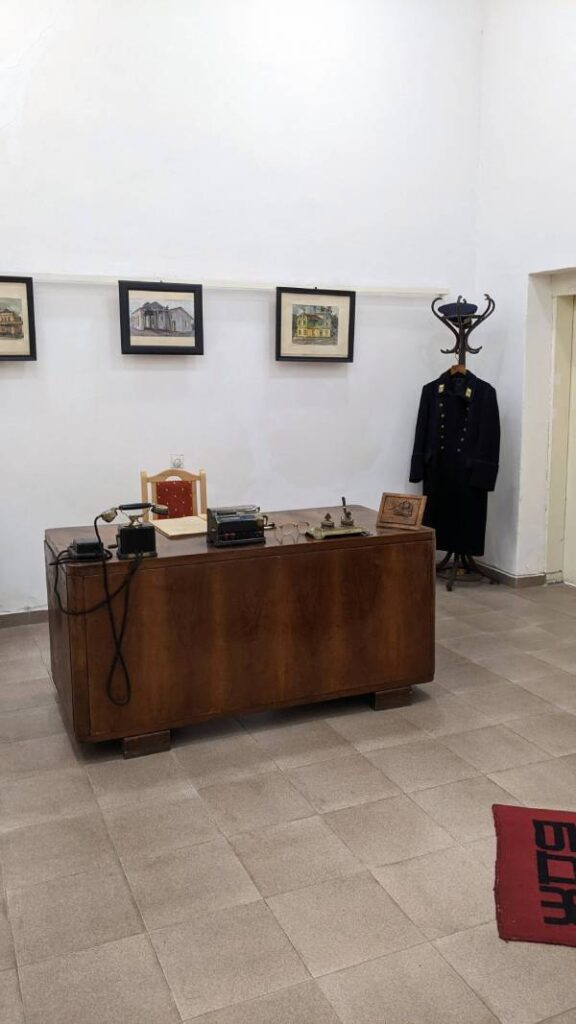 Expositions autour du train à Roussé (Bulgarie) ©Etpourtantelletourne.fr