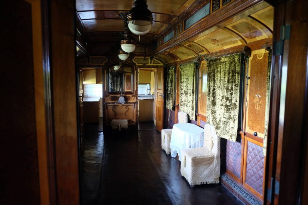 Voiture de train vintage - Musée national des transports à Roussé (Bulgarie) ©Etpourtantelletourne.fr