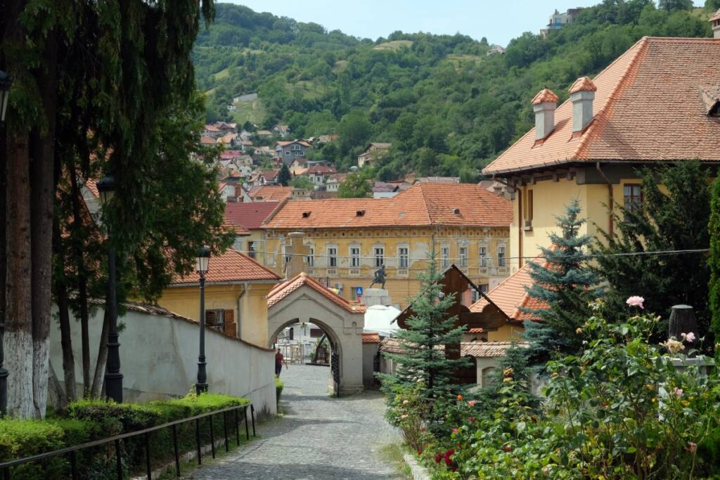 Visiter Brasov en famille : ruelles autour de la cathédrale Saint-Nicolas ©Etpourtantelletourne.fr