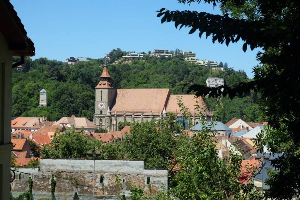 Visiter Brasov en famille :  balade le long des remparts ©Etpourtantelletourne.fr