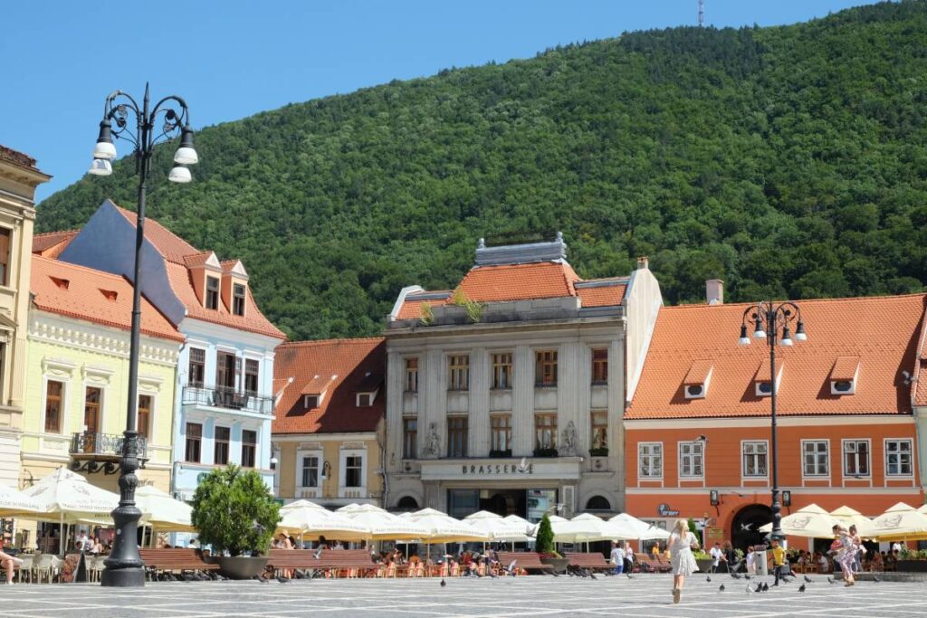 Visiter Brasov en famille : place principale ©Etpourtantelletourne.fr