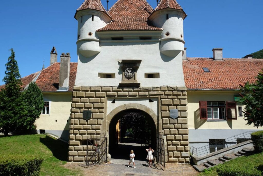 Visiter Brasov en famille : tour Blanche ©Etpourtantelletourne.fr
