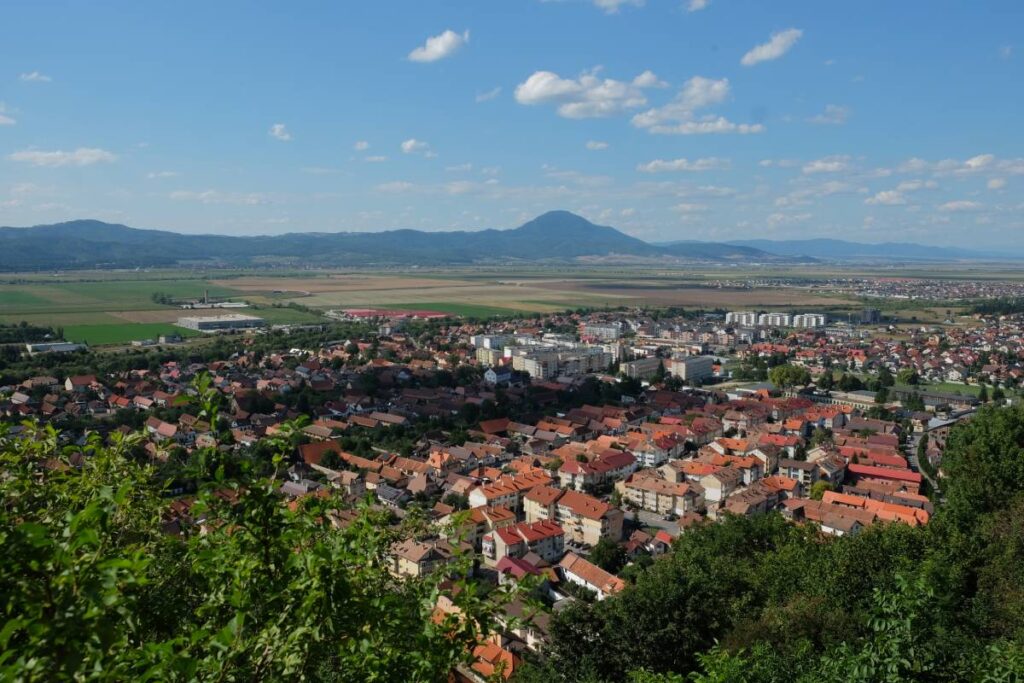 Visiter la Transylvanie en famille : vue panoramique sur Râșnov ©Etpourtantelletourne.fr