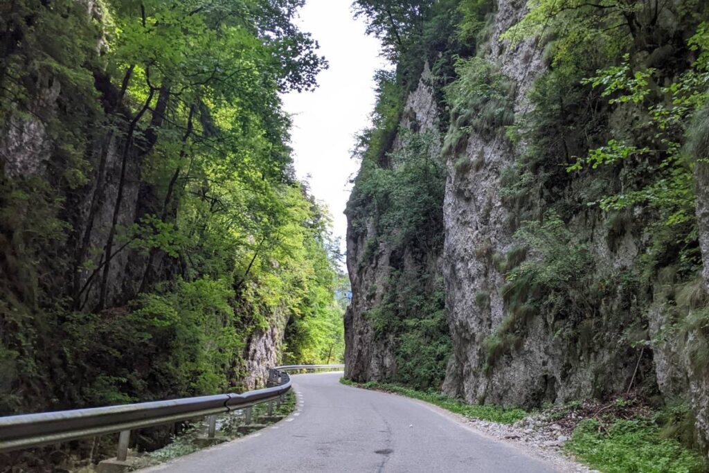 Où louer une voiture en Roumanie ©Etpourtantelletourne.fr