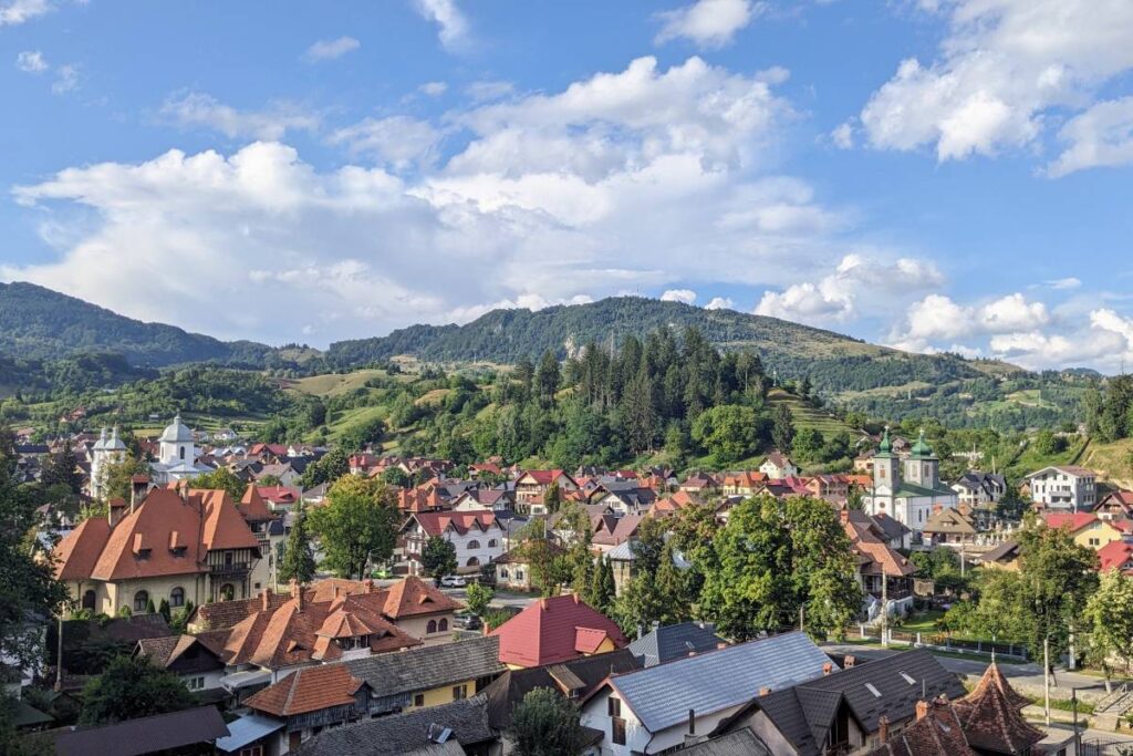 Visiter la Transylvanie en famille : village de Rucar  ©Etpourtantelletourne.fr