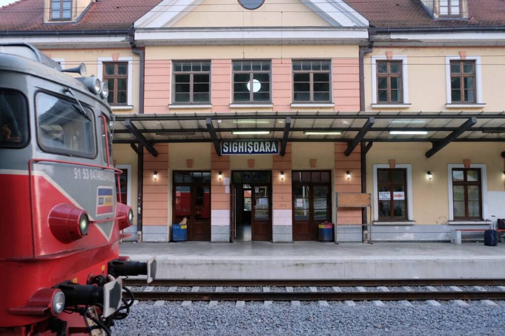 Se rendre en train en Transylvanie - Roumanie ©Etpourtantelletourne.fr