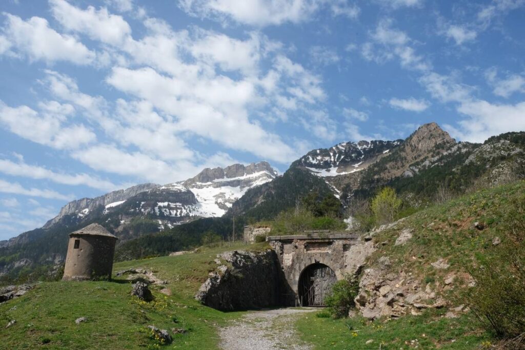 Randonnée à Canfranc - col de Ladrones - fort militaire ©Etpourtantelletourne.fr