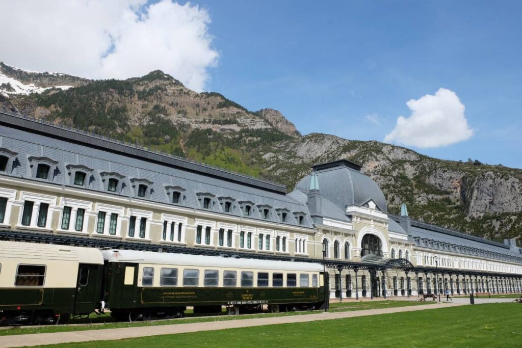 Gare de Canfranc entre la France et l'Espagne ©Etpourtantelletourne.fr
