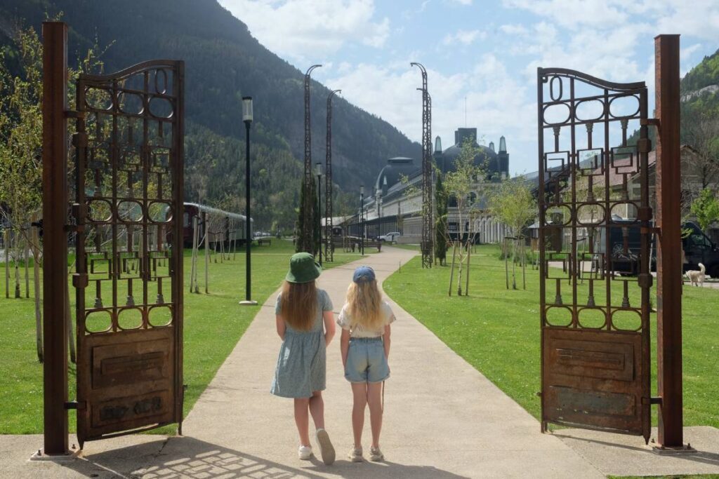 Gare de Canfranc entre la France et l'Espagne - parc public ©Etpourtantelletourne.fr