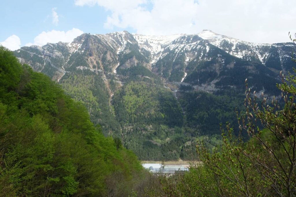 Randonnée à Canfranc - vue sur les montagnes et la gare ©Etpourtantelletourne.fr