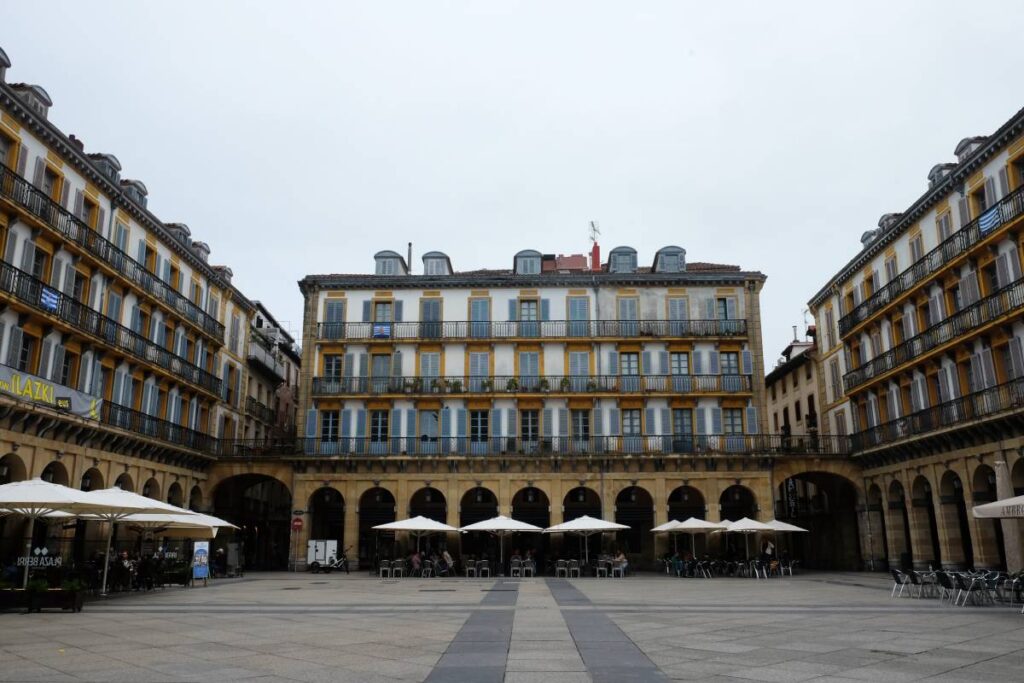 Visiter Saint Sebastien (Espagne) - place de la Constitution ©Etpourtantelletourne.fr