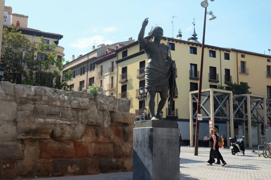 Visiter Saragosse (Espagne) - statue César Auguste ©Etpourtantelletourne.fr