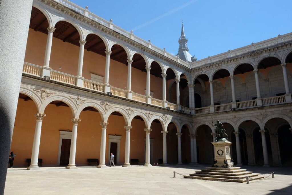 Visiter Tolède (Espagne) - musée de l'armée Alcazar ©Etpourtantelletourne.fr