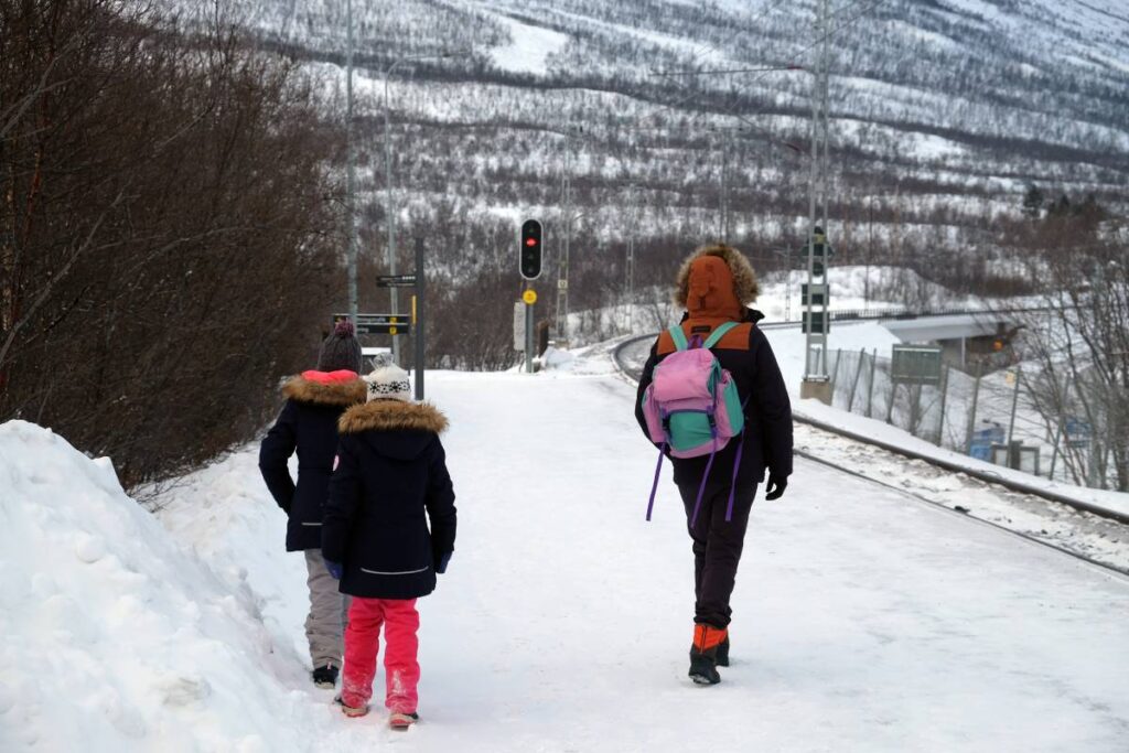 Aller en Laponie en train - gare Abisko  ©Etpourtantelletourne.fr