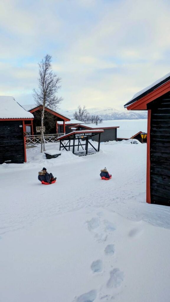 Aller en Laponie en train - descente en luge  ©Etpourtantelletourne.fr