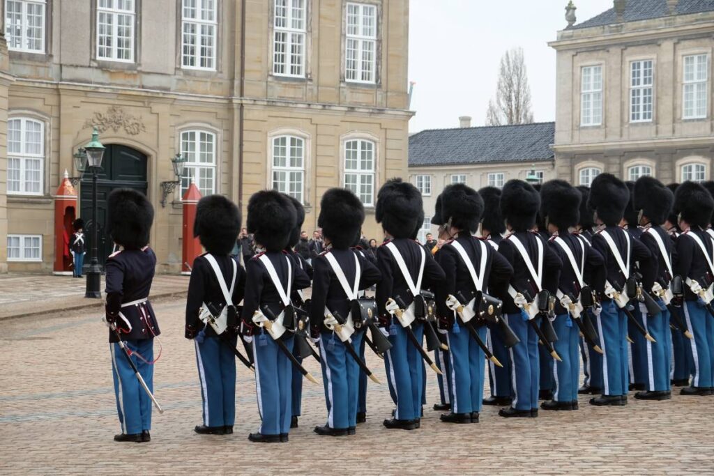 Visiter Copenhague - relève de la garde  ©Etpourtantelletourne.fr