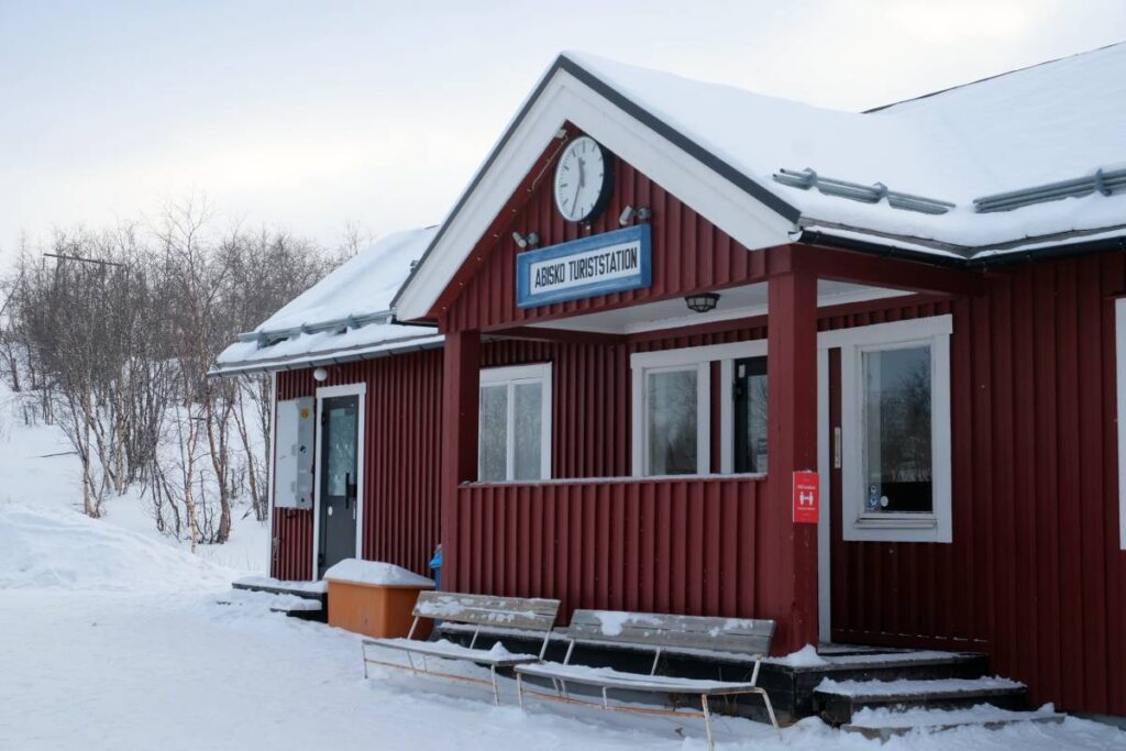 Aller en Laponie en train - gare Abisko  ©Etpourtantelletourne.fr