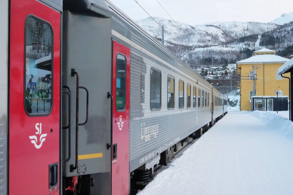 Aller en Laponie en train - gare de Narvik  ©Etpourtantelletourne.fr