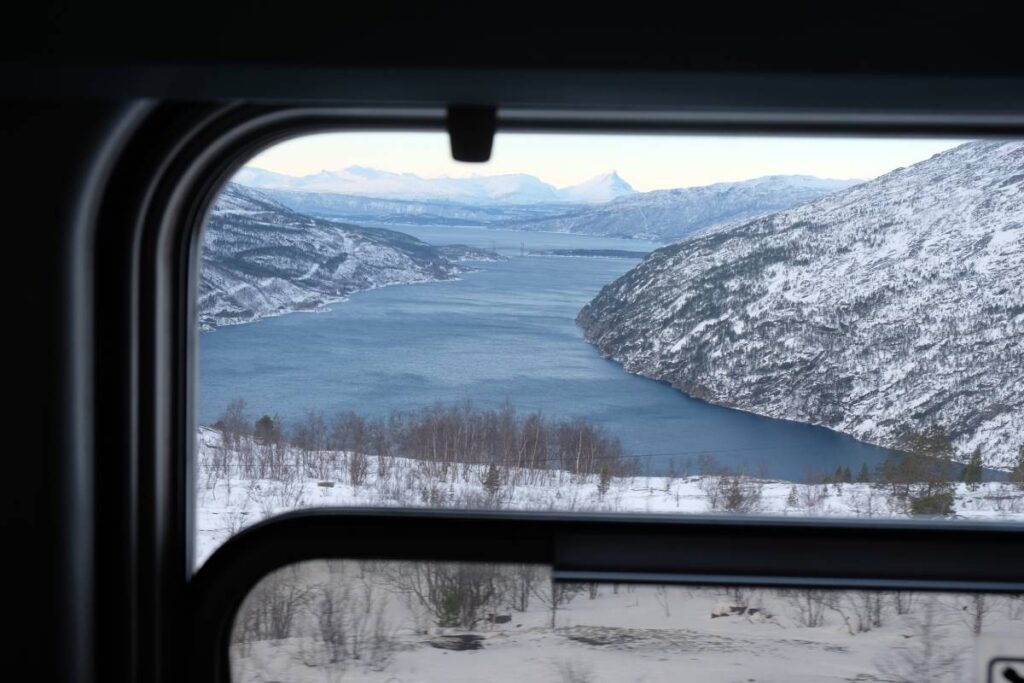 Ligne de train Abisko - Narvik  ©Etpourtantelletourne.fr