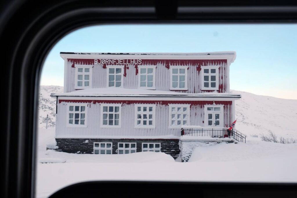 Ligne de train Abisko - Narvik  ©Etpourtantelletourne.fr