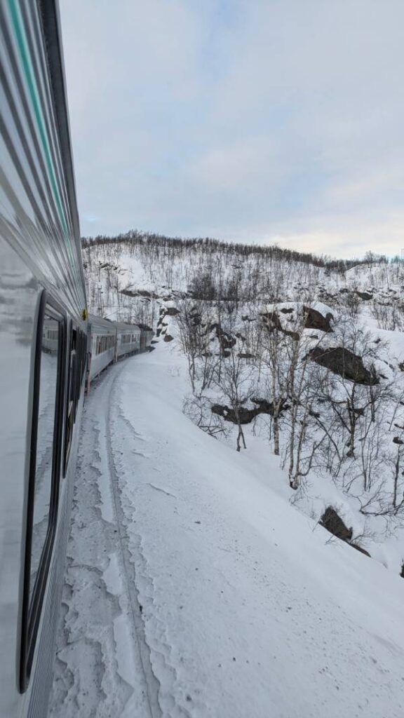 Ligne de train Abisko - Narvik  ©Etpourtantelletourne.fr