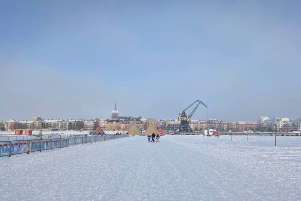 Piste de glace à Luleå - mer gelée ©Etpourtantelletourne.fr