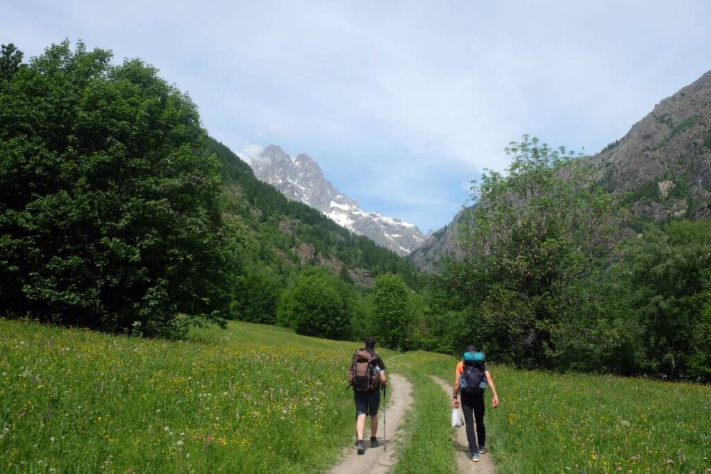 Randonnée dans le parc des Écrins - vers le camping Aile Froide ©Etpourtantelletourne.fr