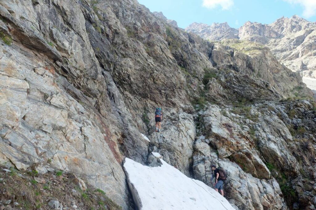Randonnée dans le parc des Écrins - montée avant refuge du Sélé ©Etpourtantelletourne.fr