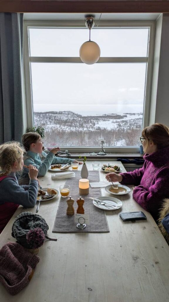 Aller en Laponie en train - vue restaurant Abisko  ©Etpourtantelletourne.fr