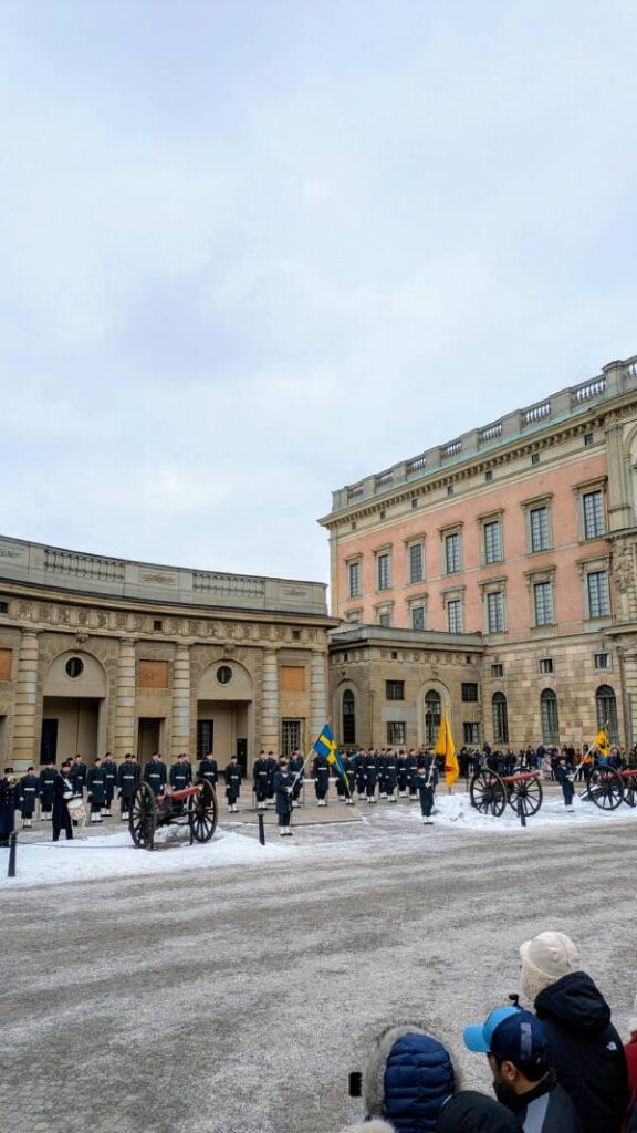 Visiter Stockholm en hiver - relève de la garde royale    ©Etpourtantelletourne.fr