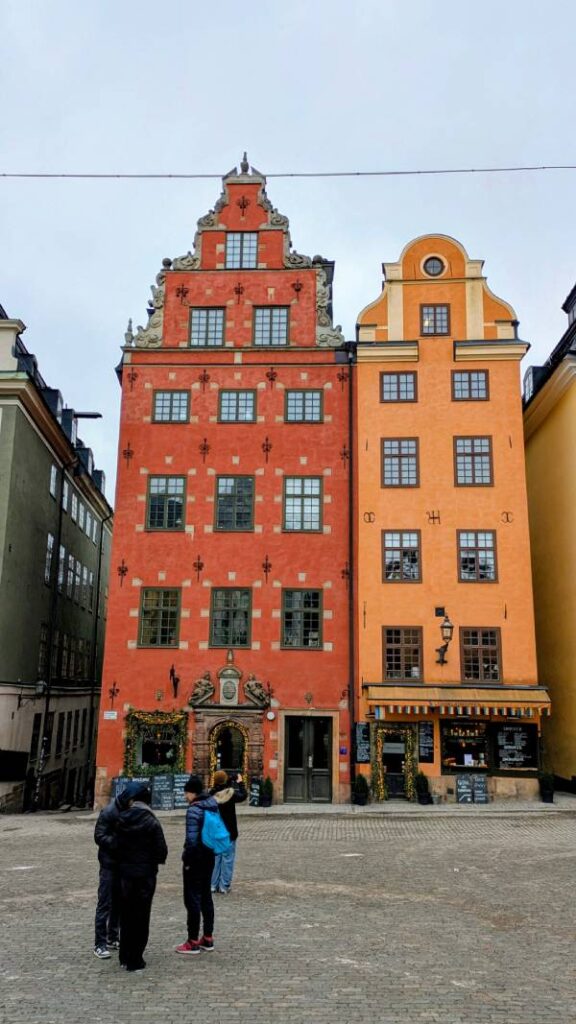 Visiter Stockholm en hiver - place principale maisons colorées  ©Etpourtantelletourne.fr