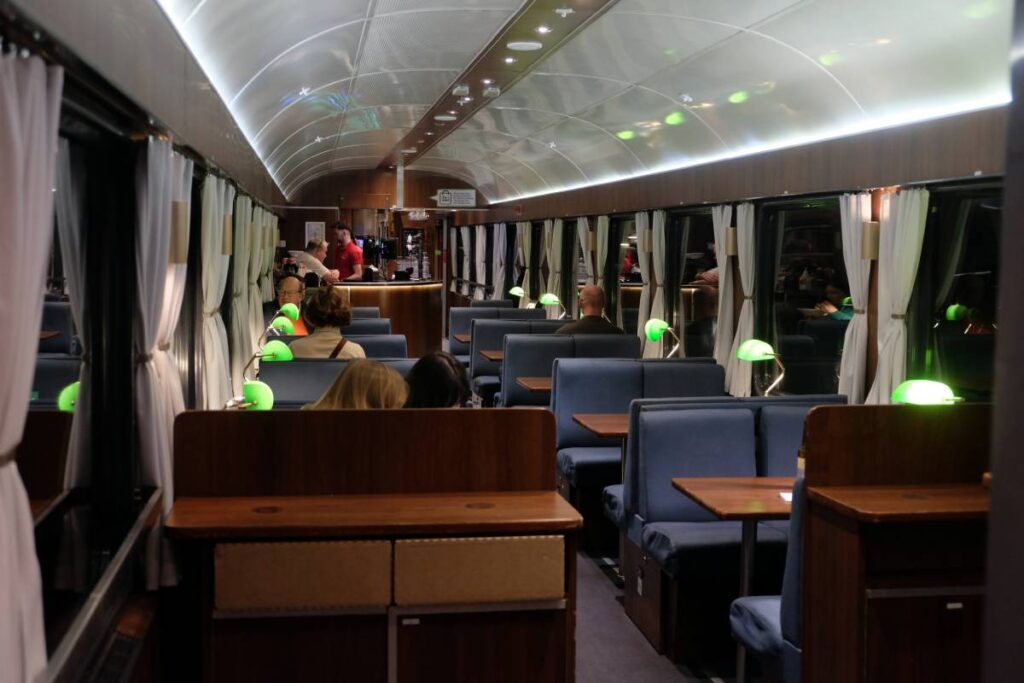 Voiture restaurant dans le train Stockholm - Malmö  ©Etpourtantelletourne.fr