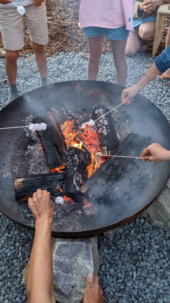 Chamallows + feu de bois Bon Air Club ©Etpourtantelletourne.fr