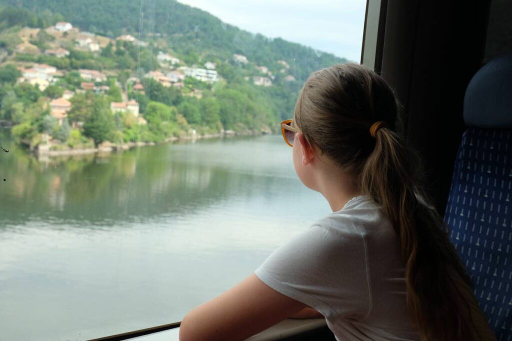 Venir en train dans les Gorges de la Loire ©Etpourtantelletourne.fr