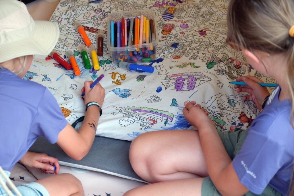 Festival Les Petits Baroudeurs : coloriages géants ©Etpourtantelletourne.fr