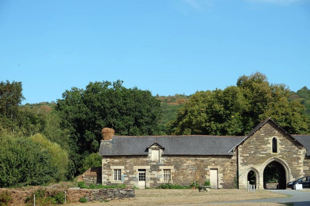 4 jours en van et en famille en Bretagne : abbaye de Bon-Repos  ©Etpourtantelletourne.fr