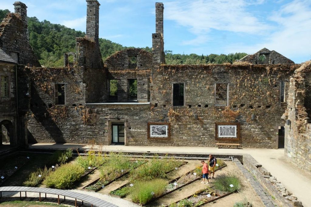 4 jours en van et en famille en Bretagne : jardin abbaye de Bon-Repos  ©Etpourtantelletourne.fr