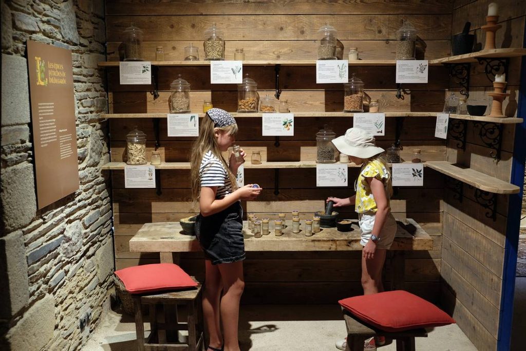 4 jours en van et en famille en Bretagne : exposition abbaye de Bon-Repos  ©Etpourtantelletourne.fr