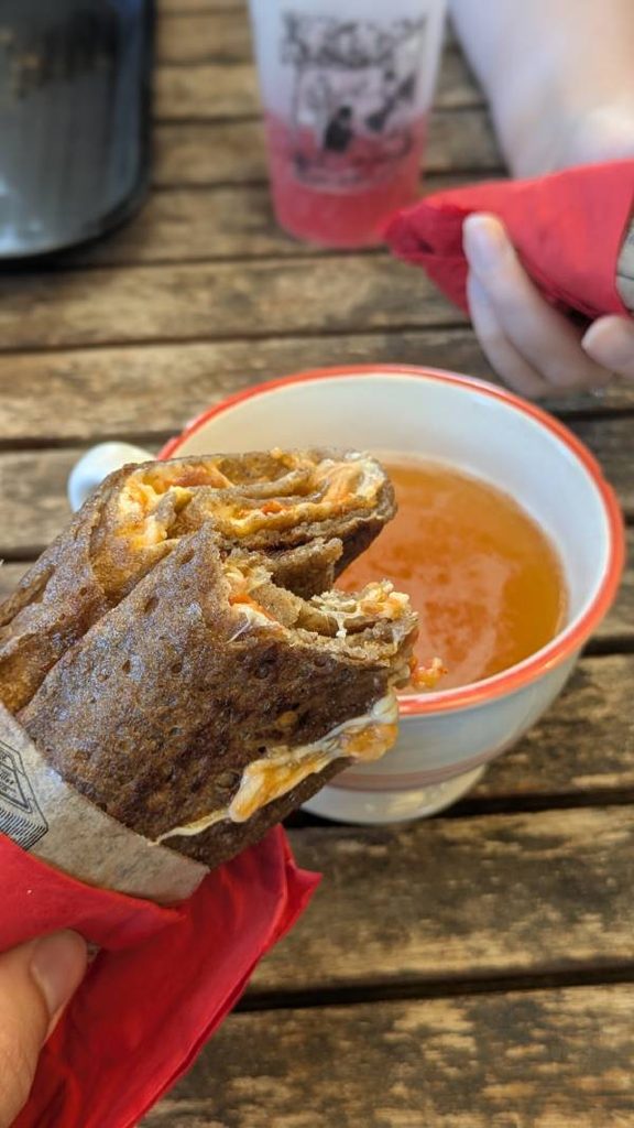 4 jours en van et en famille en Bretagne : crêperie anse de Landroannec  ©Etpourtantelletourne.fr