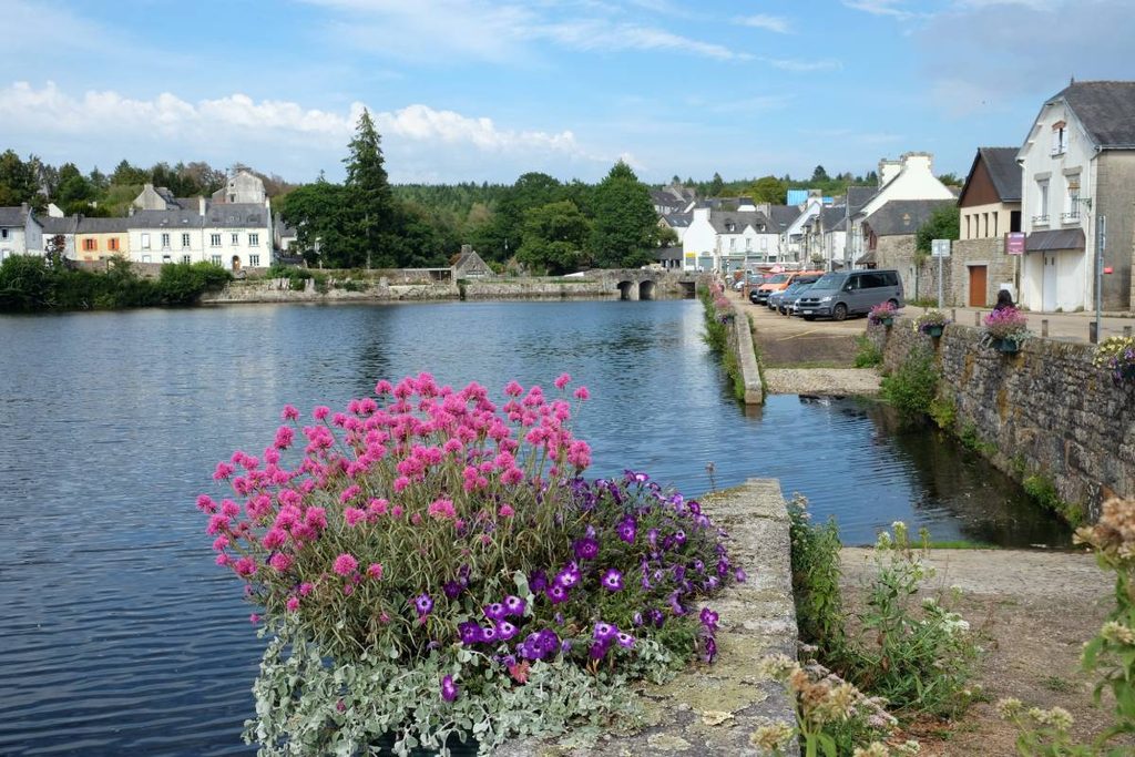 4 jours en van et en famille en Bretagne : village Huelgoat ©Etpourtantelletourne.fr