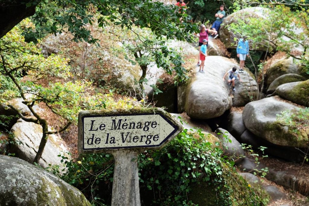 4 jours en van et en famille en Bretagne : forêt de Huelgoat - ménage de la Vierge ©Etpourtantelletourne.fr