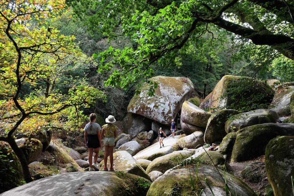 4 jours en van et en famille en Bretagne : forêt de Huelgoat - ménage de la Vierge ©Etpourtantelletourne.fr