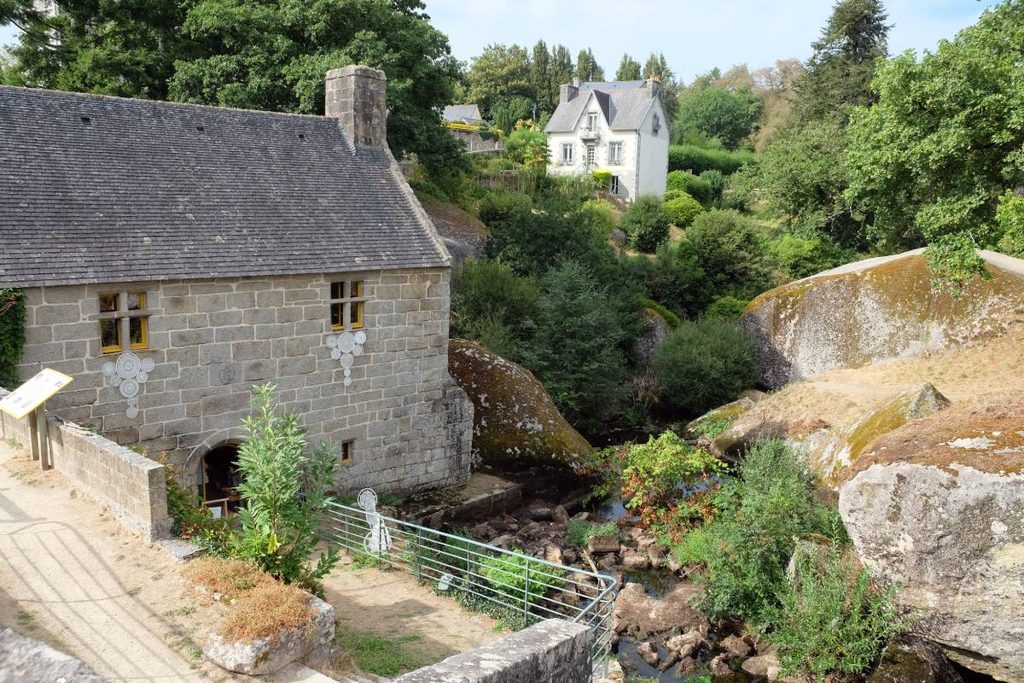 4 jours en van et en famille en Bretagne : village Huelgoat - moulin du Chaos ©Etpourtantelletourne.fr