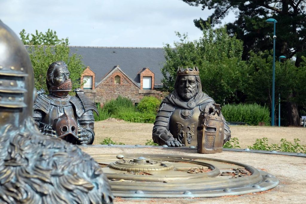 4 jours en van et en famille en Bretagne : forêt de Brocéliande - table ronde Arthur ©Etpourtantelletourne.fr