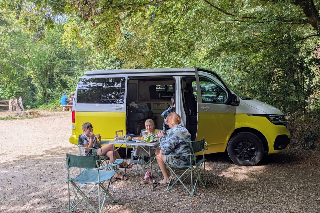 4 jours en van et en famille en Bretagne : pause déjeuner  ©Etpourtantelletourne.fr